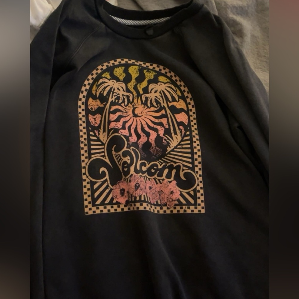 I am selling this sweatshirt from Tilly’s. please let me know if interested!
